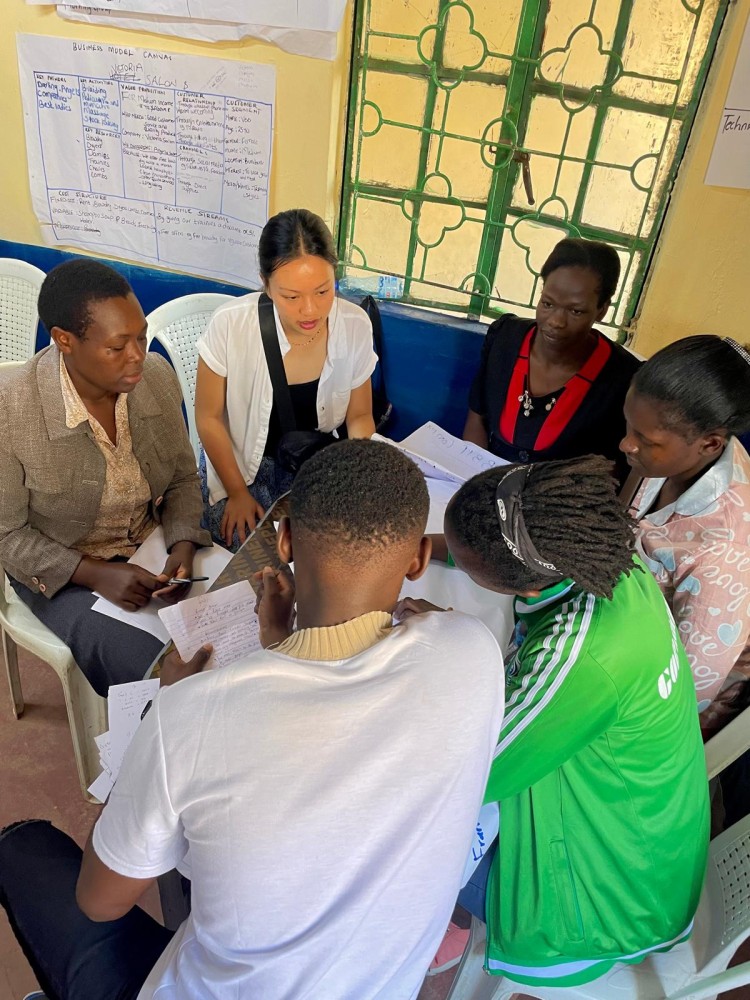 Annie teaching to Kenyan enterprenurs