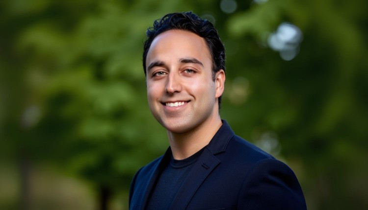 Headshot of Shafiq Vallani